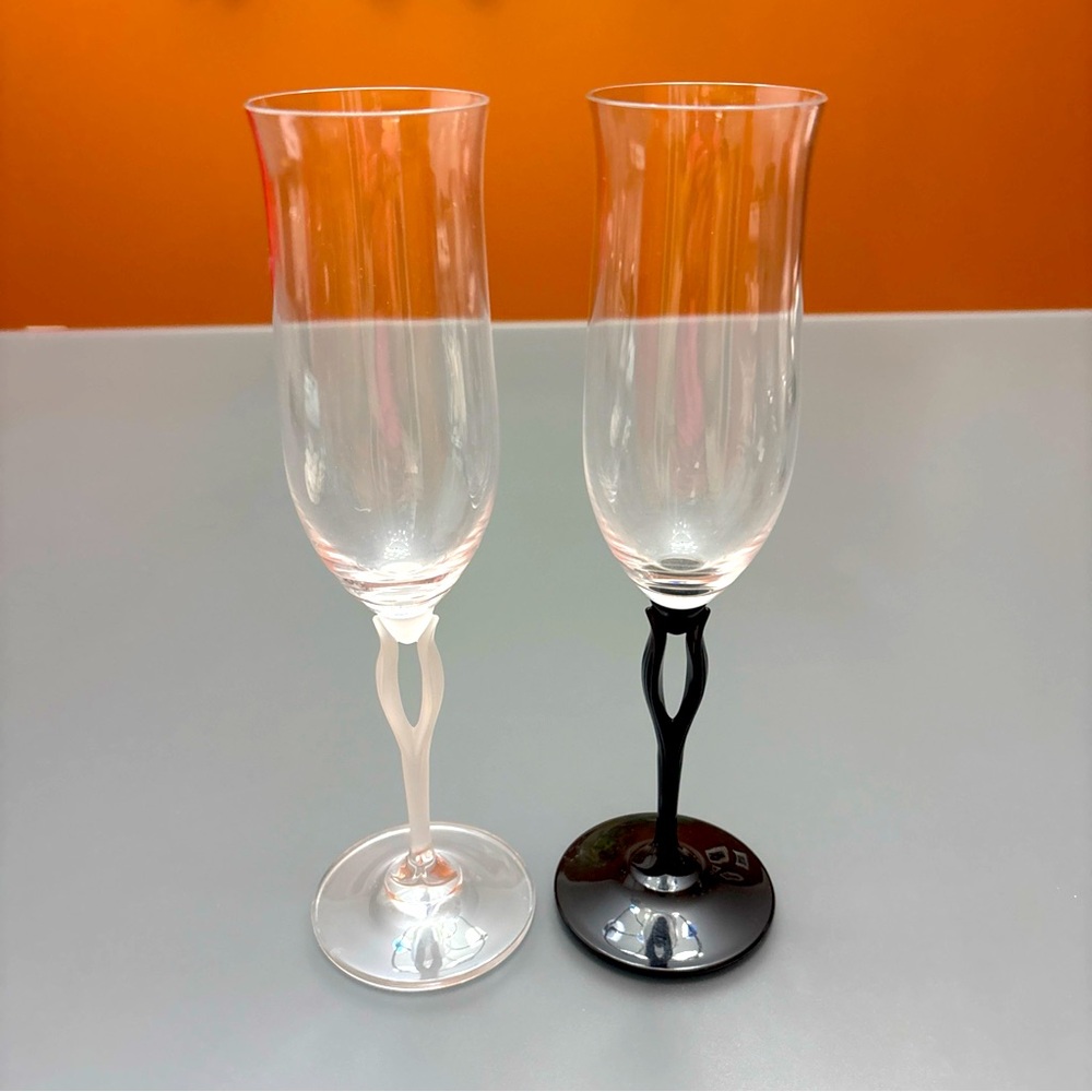 Mikasa TUSCAN Champaign Flutes Tulip Leaf Open Stem 1 Black & 1 Frosted Clear